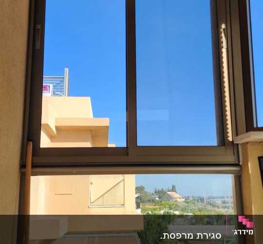 חלון אלומיניום עם נוף חיצוני בהיר